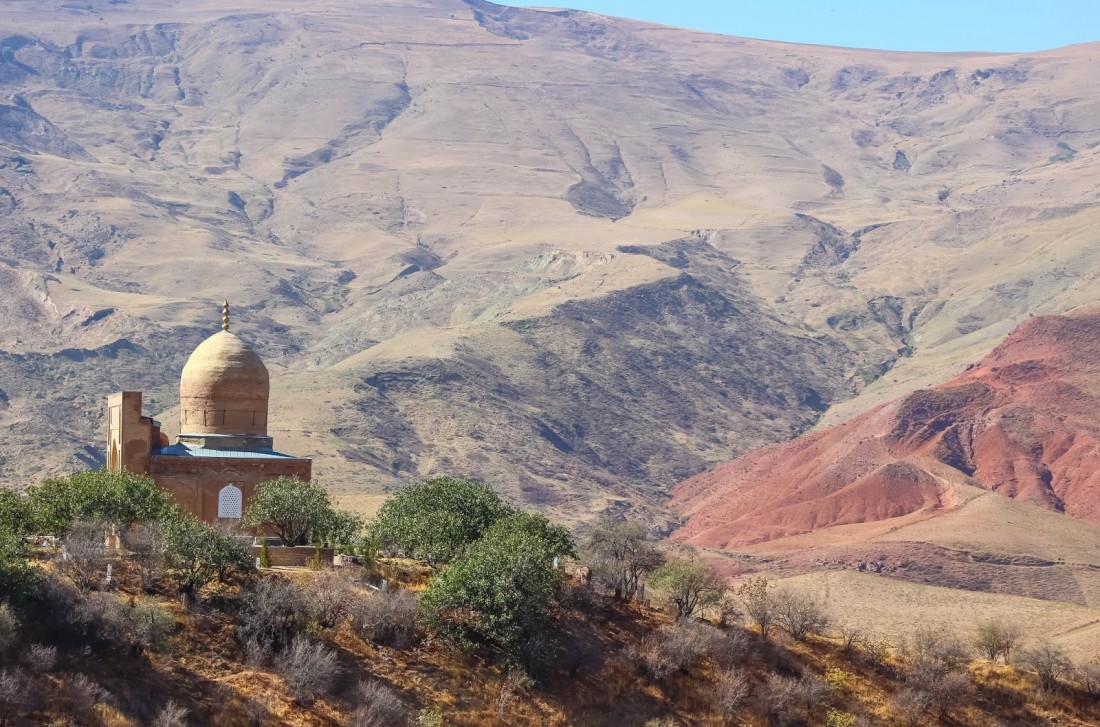 Qizil qalpoqcha katta kokraklar